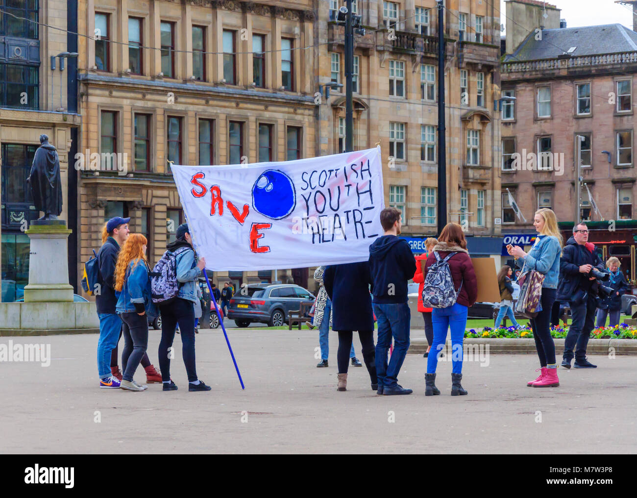 Glasgow, Scotland, Regno Unito. 13 marzo, 2018: gli attivisti protestano contro la minaccia di chiusura della Scottish Youth Theatre in George Square. La proposta è a causa della mancanza di finanziamenti da agenzia di arti creative in Scozia. Credito: Berretto Alamy/Live News Foto Stock