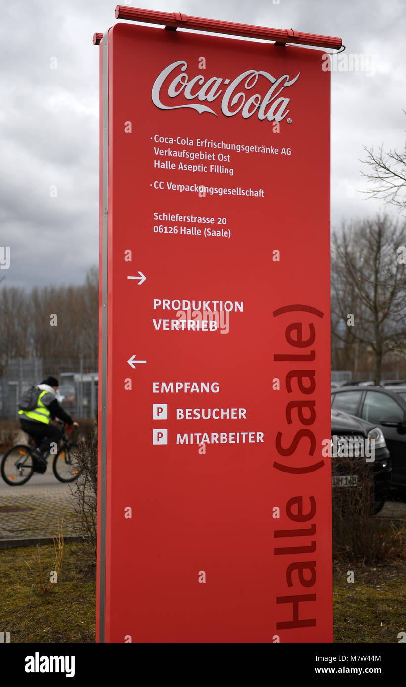 13 marzo 2018, Halle, Germania: Coca Cola su un segno all'ingresso della Coca Cola partner europei Germania factory Ltd. Il sito in Sassonia-Anhalt è uno dei 16 impianti di imbottigliamento dalla società in Germania. Foto: Hendrik Schmidt/dpa-Zentralbild/ZB Foto Stock