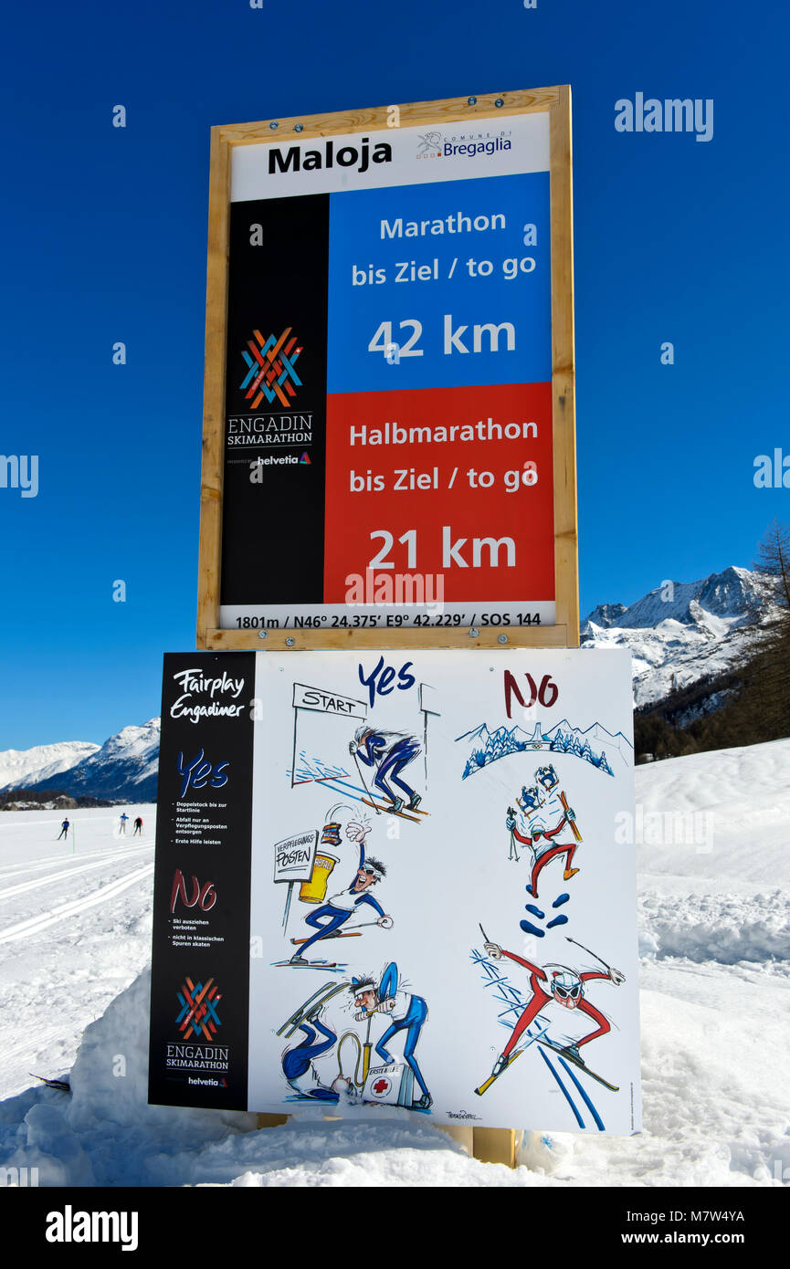 Cartello indicante la distanza di finitura e di fair play le regole a Engadin Skimarathon, Maloja, Engadina, Grigioni, Svizzera Foto Stock