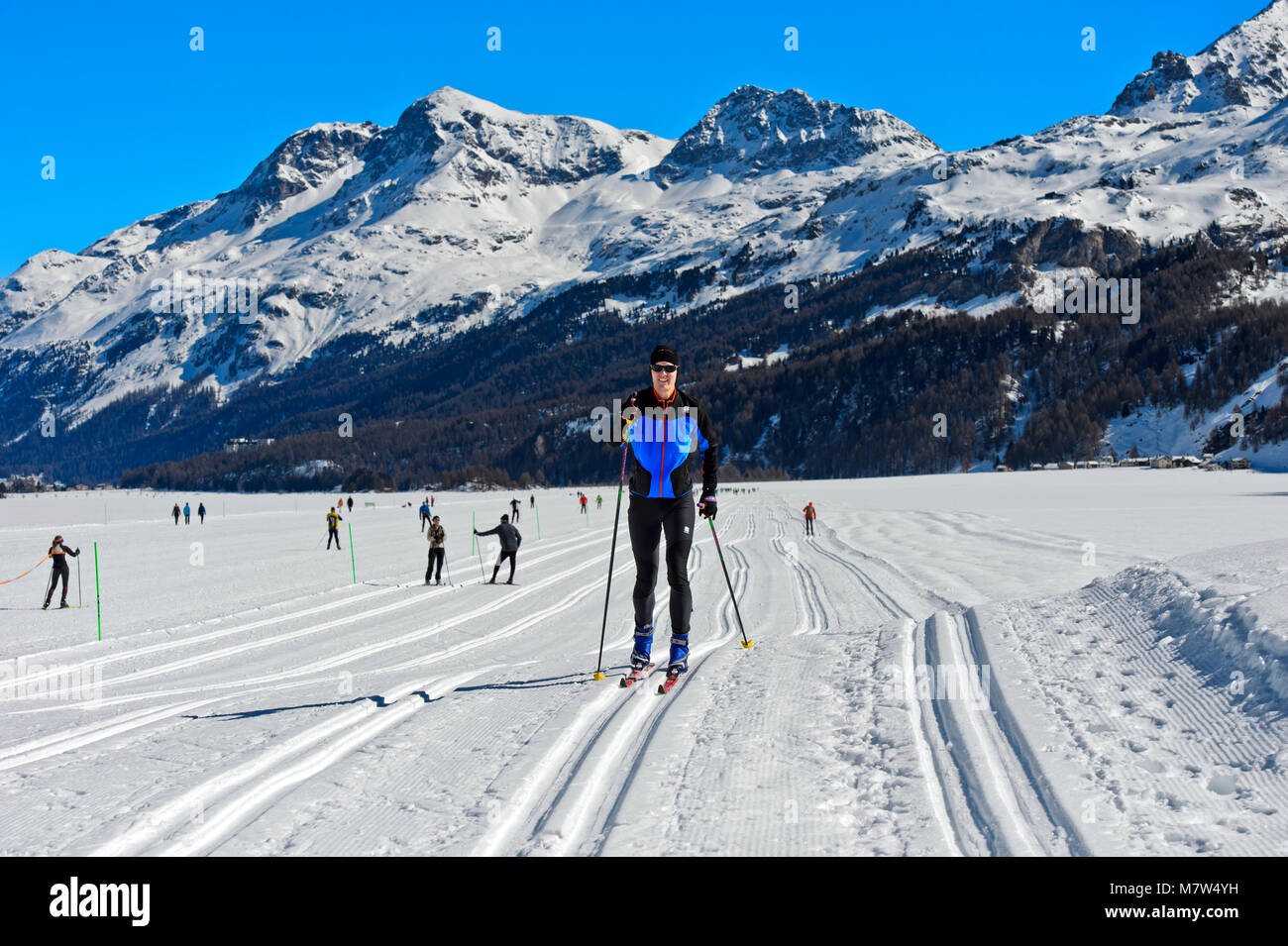 Cross-country sciatore in una pista da sci del Engadin Skimarathon, San Moritz Engadin, Grigioni, Svizzera Foto Stock