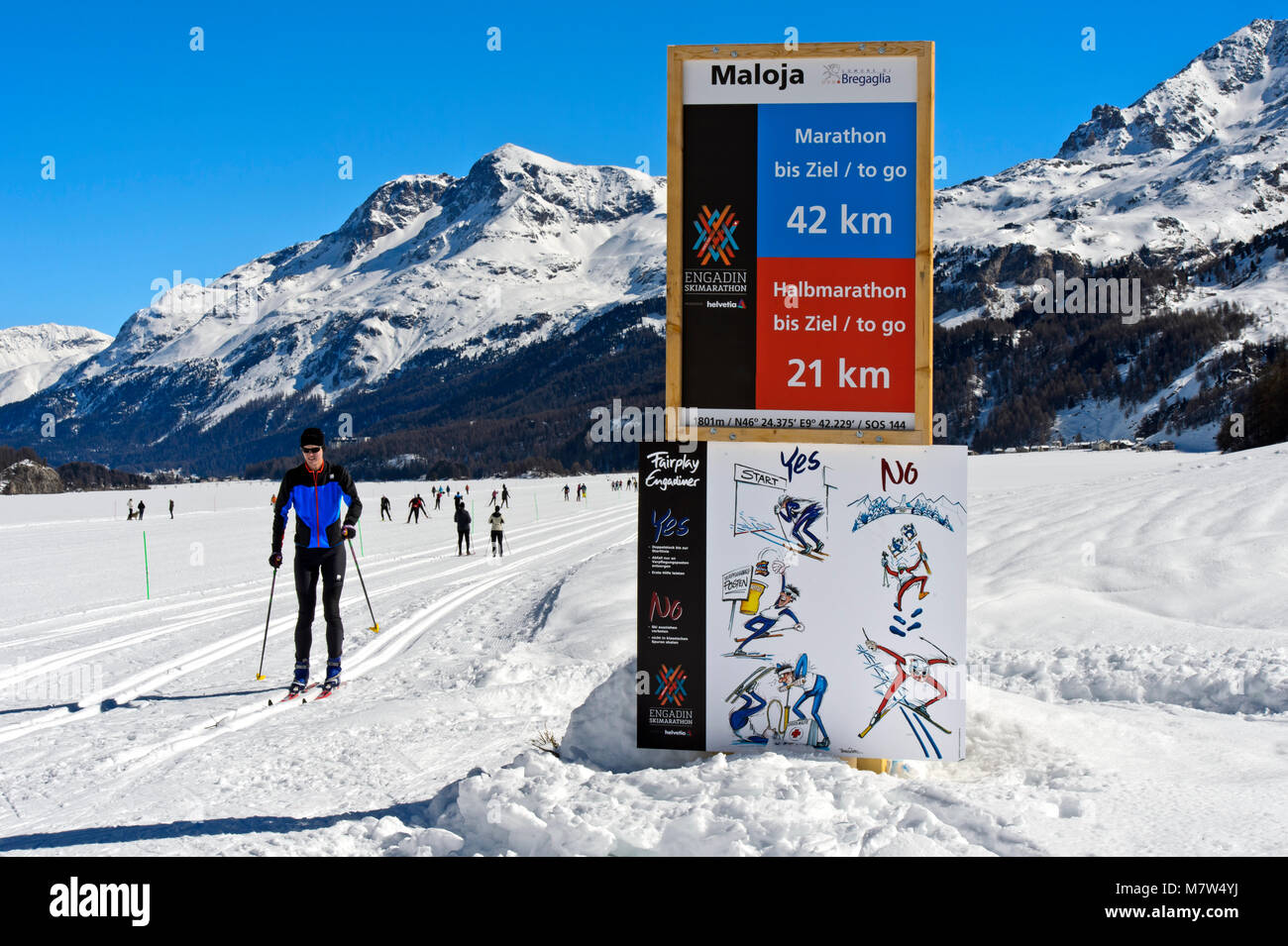 Cartello indicante la distanza di finitura e di fair play le regole a Engadin Skimarathon, Maloja, Engadina, Grigioni, Svizzera Foto Stock