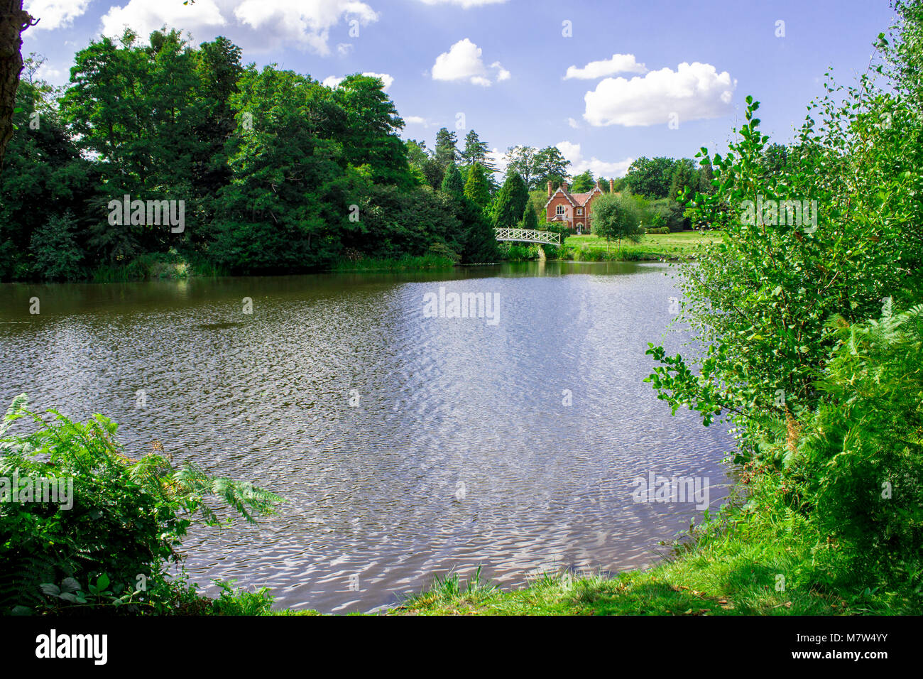 Londra, UK -28th Aug 2016: Bianco Ferro Battuto Bridge è un piccolo ponte pedonale che si stende attraverso la Virginia acqua a valle dei giardini. Foto Stock