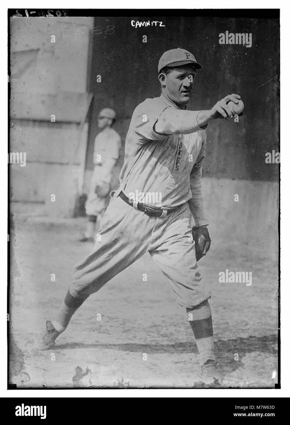 Ritratto di Howie Camnitz, un giocatore di baseball della squadra della Pittsburgh National League, probabilmente catturando i suoi successi in carriera nello sport. Foto Stock