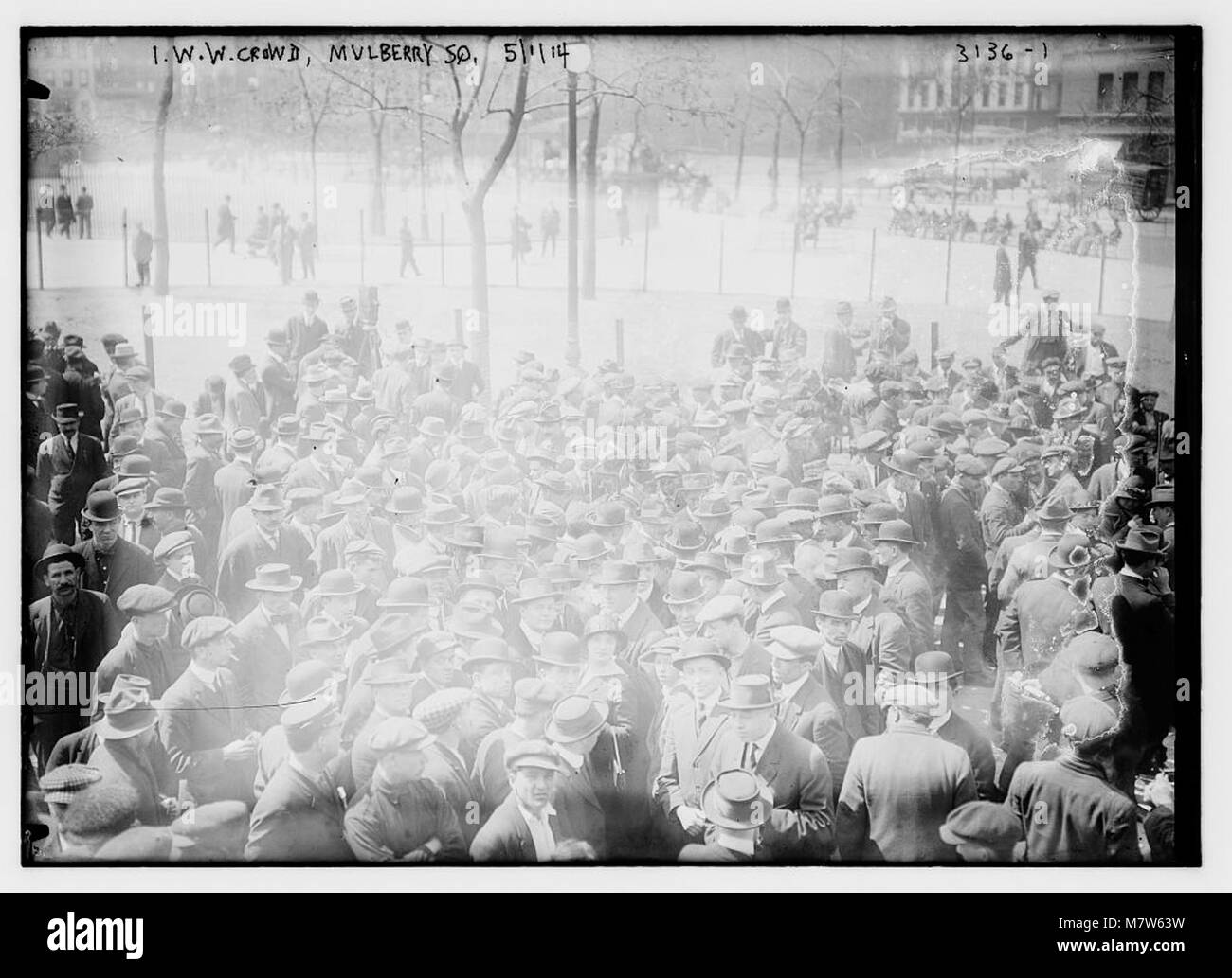 Una fotografia che cattura la folla degli Industrial Workers of the World (I.W.W.) a Mulberry Square il 1° maggio 1914, evidenziando il movimento operaio dei primi anni del XX secolo. Foto Stock