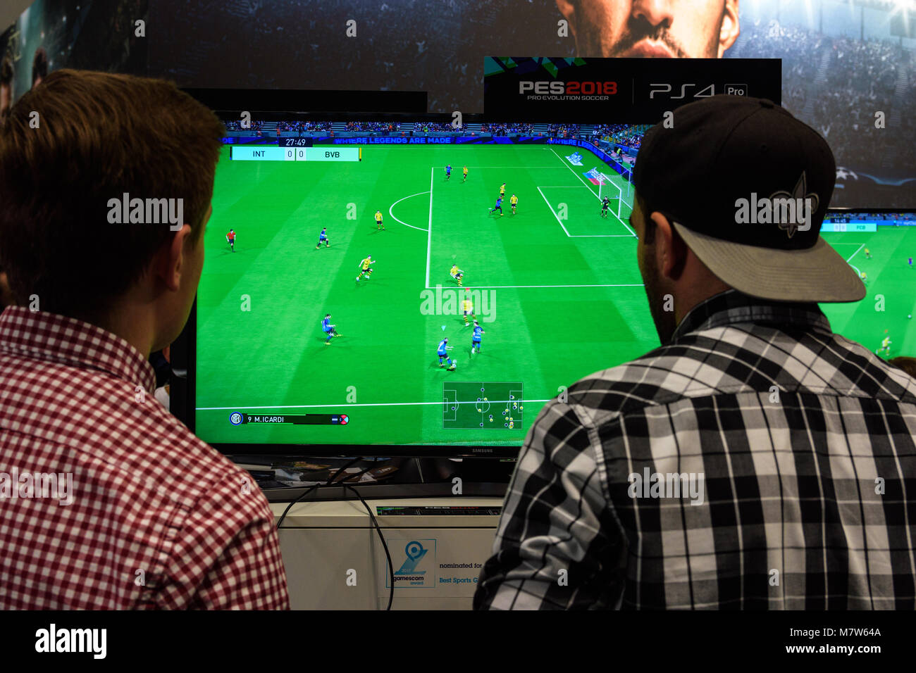 Colonia, Germania - 24 agosto 2017: due visitatori fair play il gioco Pro Evolution Soccer presso lo stand della ditta Konami a Gamescome 2017. Foto Stock