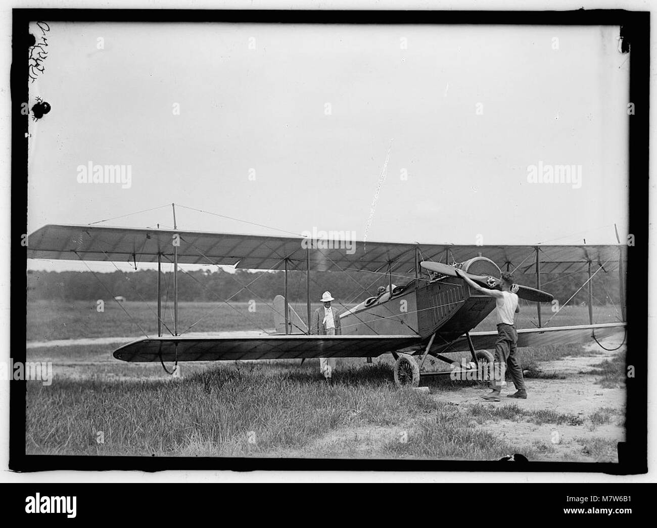Questa immagine mostra un velivolo Curtis JN4D a Langley Field, va, equipaggiato con un'elica standard e ruote Ackerman, che enfatizza la prima tecnologia aeronautica e l'uso militare. Foto Stock