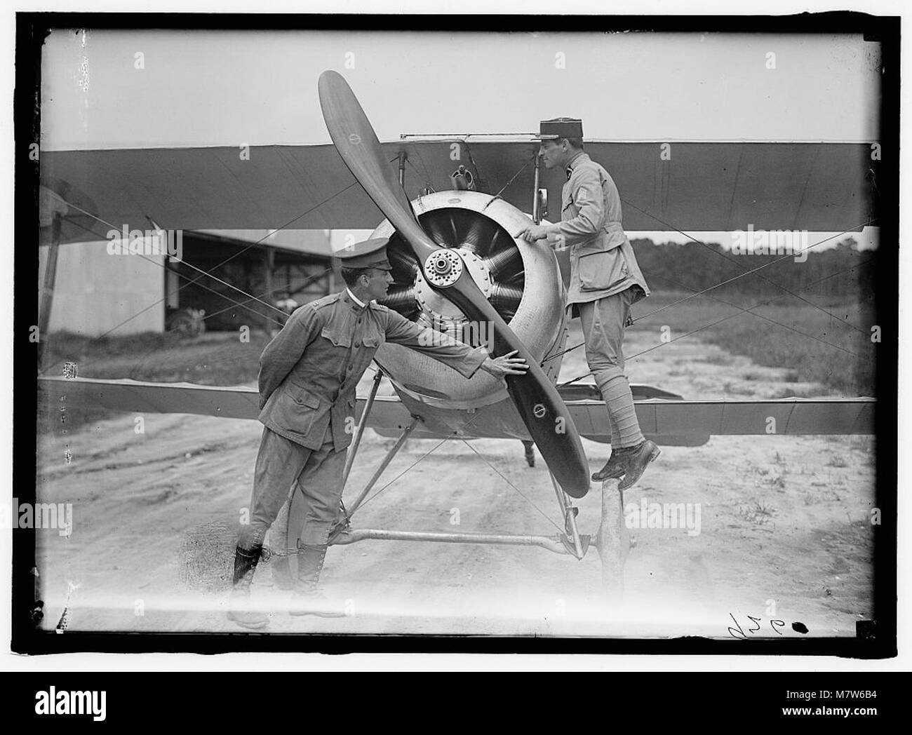 Questa fotografia storica cattura un aereo francese Nieuport 17 a Langley Field, Virginia, con il capitano J.C. Bartolf e il tenente E. LeMaitre in piedi accanto all'aereo. L'immagine riflette la storia dell'aviazione e dell'aviazione militare durante la prima guerra mondiale Foto Stock