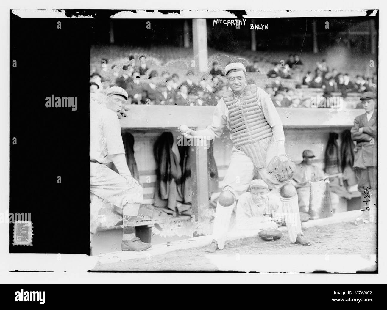 Lew McCarty, un giocatore di baseball della Brooklyn National League, è presente in questa immagine storica che mostra il suo ruolo nel baseball dei primi anni. Foto Stock