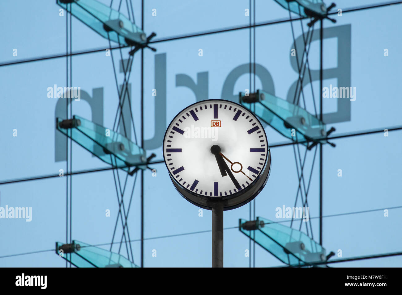 Moderne Deutsche Bahn Clock in corrispondenza alla stazione principale di Berlino Foto Stock
