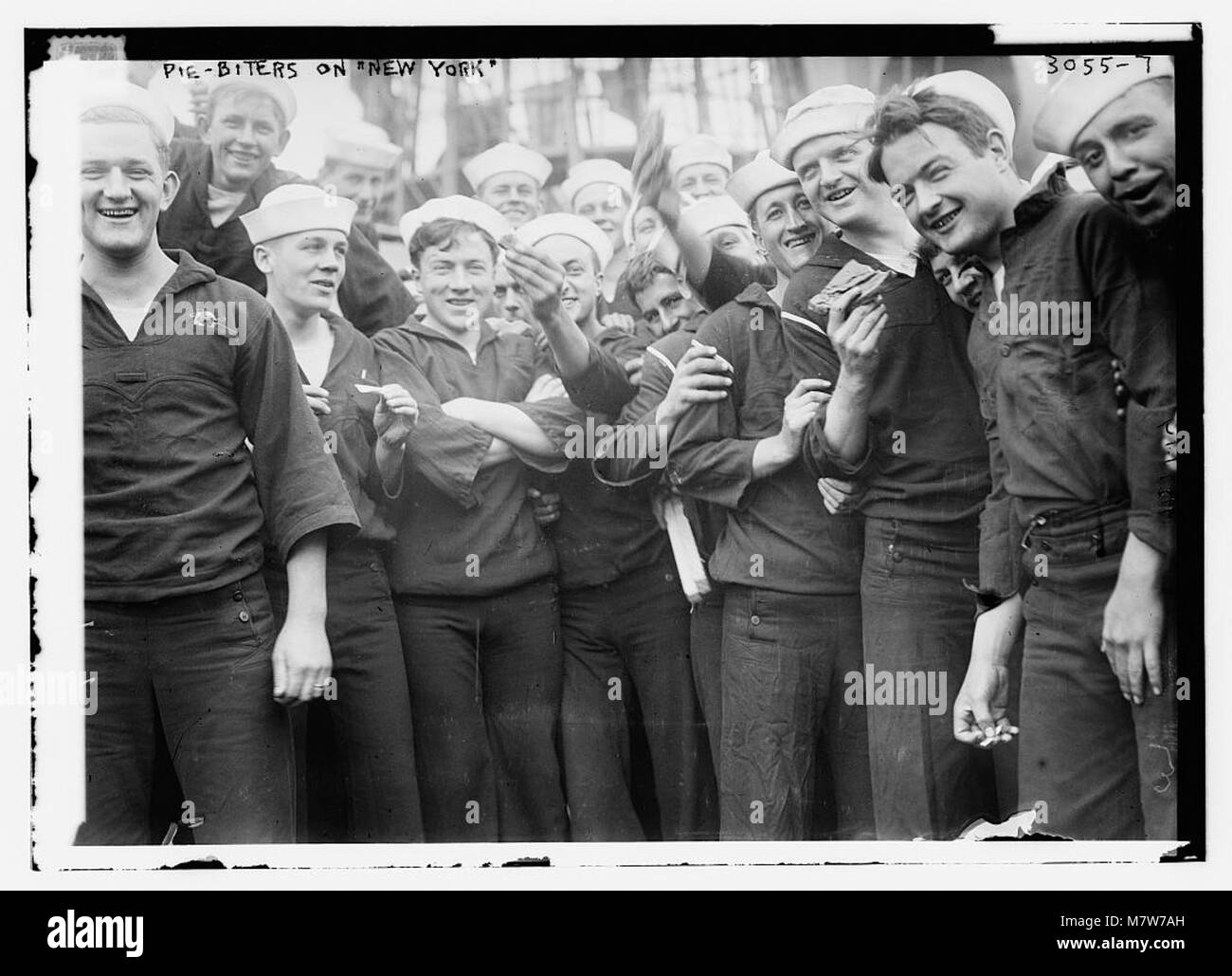 Questa immagine raffigura i famosi "Pie Biters", un gruppo di individui di New York noti per il loro comportamento unico o per il loro aspetto pubblico, catturati in un momento intrigante. Foto Stock