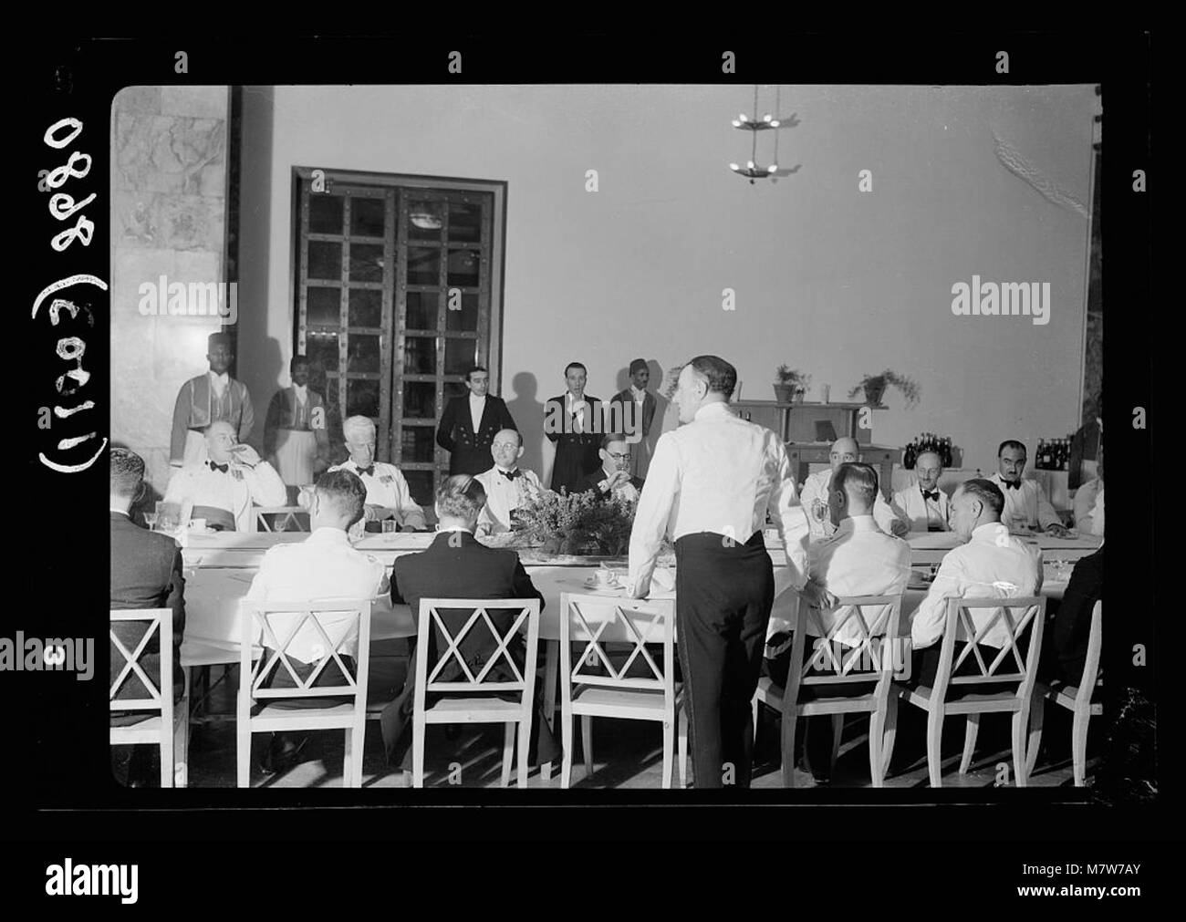 Foto di un banchetto della polizia tenutosi al King David Hotel il 20 maggio 1939, dove il colonnello Saunders tenne un discorso. Questo evento cattura un momento storico nelle riunioni delle forze dell'ordine. Foto Stock