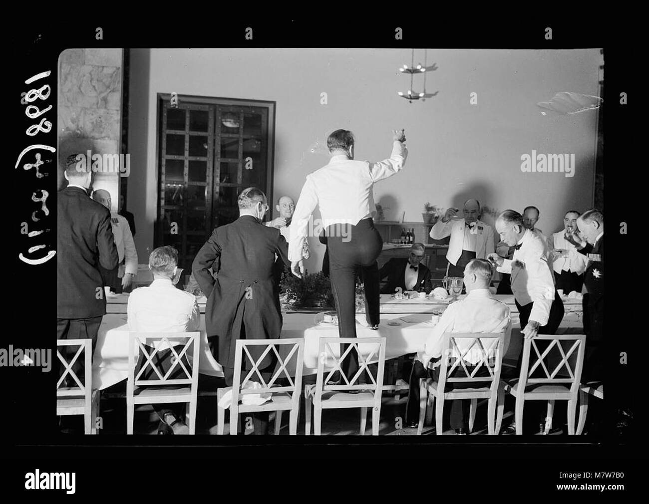 Una fotografia del 20 maggio 1939, che mostra il colonnello Saunders che propone un brindisi ad un banchetto della polizia tenuto al King David Hotel. Questo evento segna un significativo raduno sociale per gli agenti di polizia negli anni '1930 Foto Stock