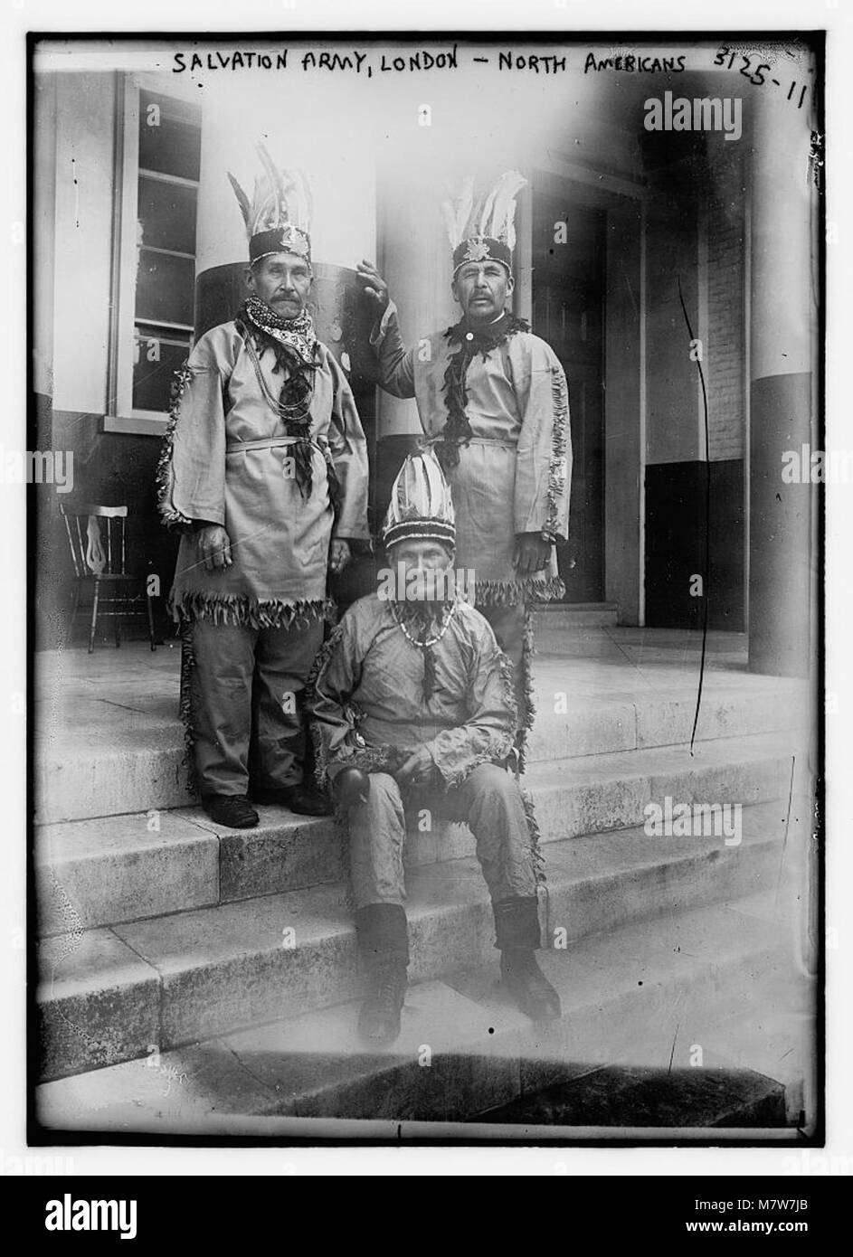 Questa fotografia cattura un gruppo dell'Esercito della salvezza di Londra, con i nordamericani coinvolti nel lavoro dell'organizzazione. L'immagine evidenzia la missione globale dell'Esercito della salvezza e il suo impatto internazionale. Foto Stock