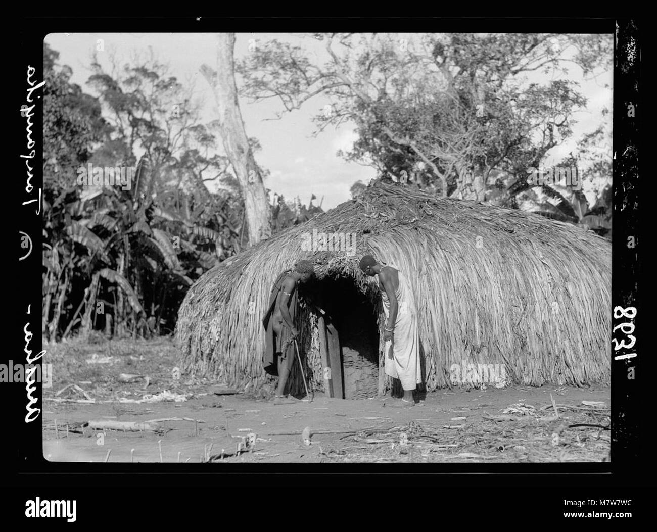 Una fotografia scattata durante il viaggio verso Longido, Tanganica (l'odierna Tanzania), che mostra una tipica capanna di paglia nativa della regione. Foto Stock