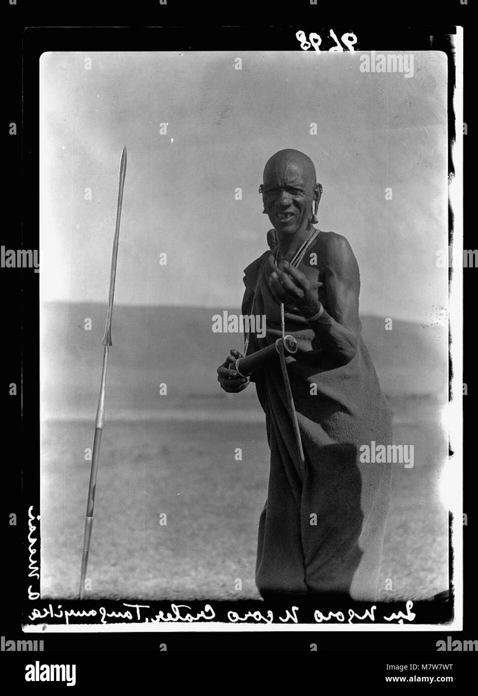 Fotografia di un allevatore Masai nel cratere di Ngorongoro, Tanzania, che mette in evidenza la vita tradizionale della regione. Foto Stock