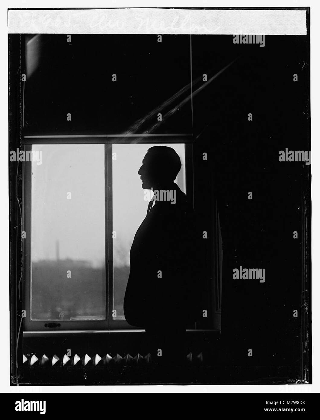 Un ritratto di sagoma di A.W. Mellon, un importante uomo d'affari e filantropo americano, che cattura il suo profilo dignitoso. Foto Stock