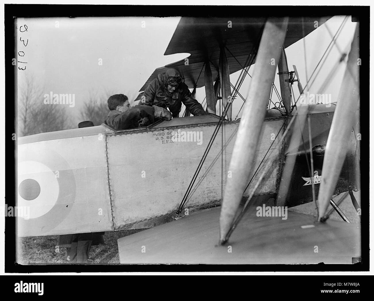 Questa immagine storica mostra il colonnello Charles E. Lee, un aviatore britannico, che mostra un aereo da addestramento Avro al Polo Grounds, mettendo in evidenza la storia dell'aviazione e l'innovazione dell'aviazione militare. Foto Stock