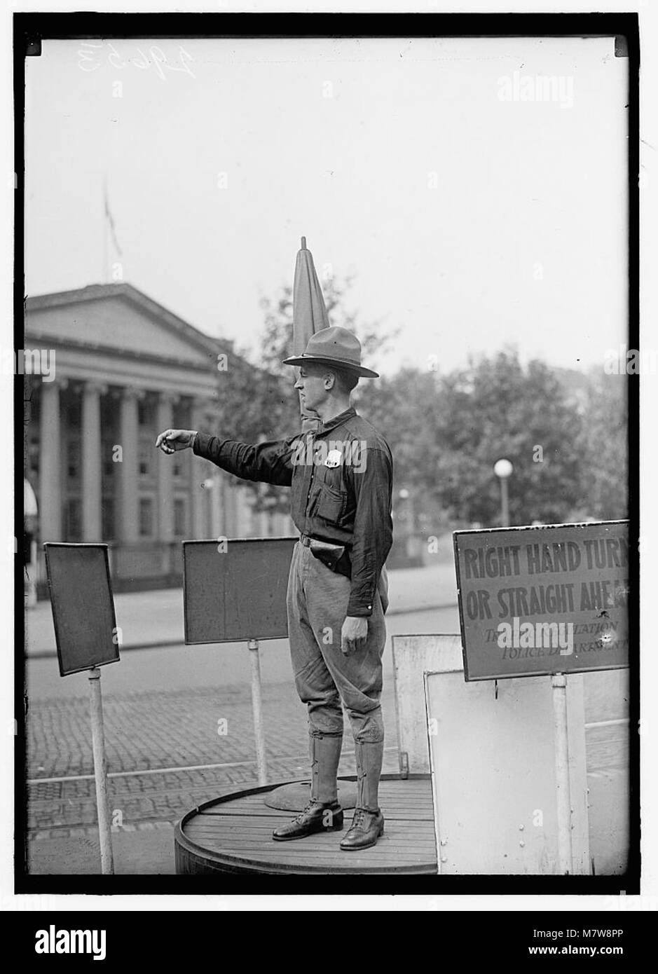 Un soldato dell'esercito americano che dirige il traffico al Dipartimento del Tesoro, evidenziando il ruolo dei militari nel servizio pubblico durante l'inizio del XX secolo. L'immagine cattura il soldato in uniforme che svolge un dovere civico. Foto Stock