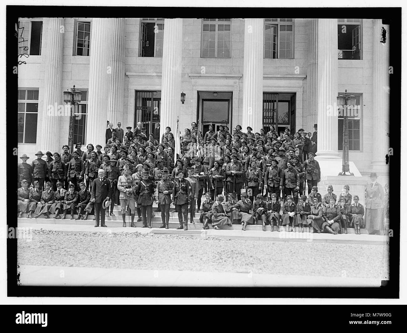 Una fotografia dei Diavoli Blu, Chasseurs Alpines, riuniti presso l'edificio della Croce Rossa. Questa immagine riflette la storia militare del gruppo e la loro associazione con la Croce Rossa durante un periodo significativo. Foto Stock