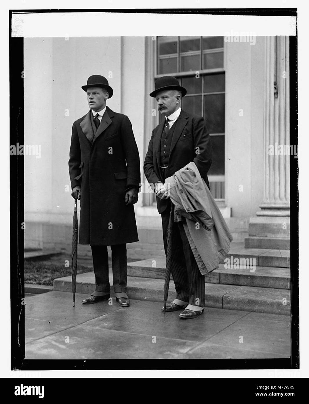 Il duca di Sutherland e Henry Getty Chilton sono mostrati in una fotografia scattata il 22 dicembre 1923. L'immagine cattura queste figure in un momento storico, documentando il loro ruolo all'interno dell'aristocrazia britannica e la loro posizione sociale. Foto Stock