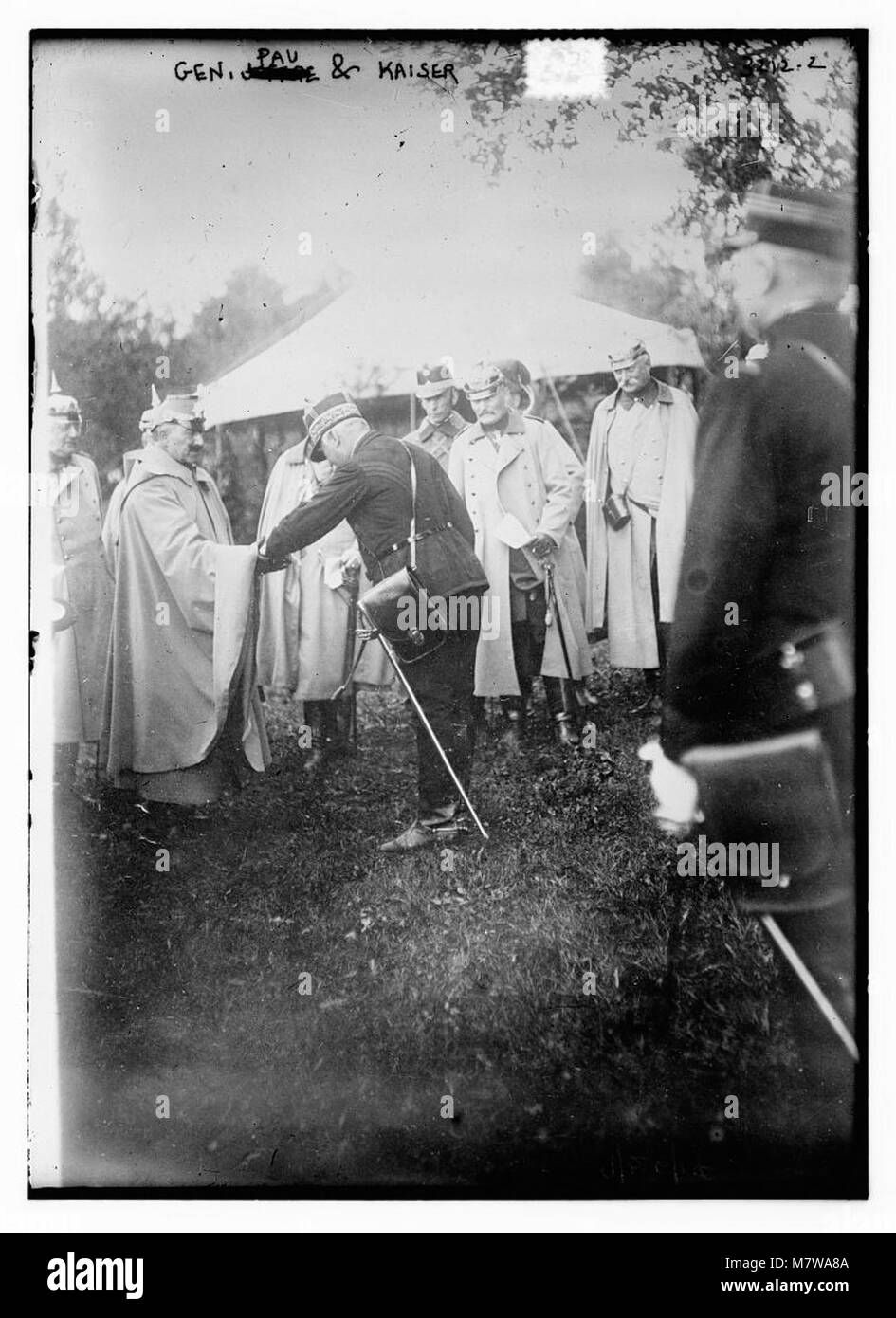 Il generale Pau, un importante leader militare, e il Kaiser Guglielmo II, l'imperatore tedesco, sono catturati insieme in questa immagine storica. I loro ruoli nella storia militare sono significativi, in particolare durante la prima guerra mondiale Foto Stock