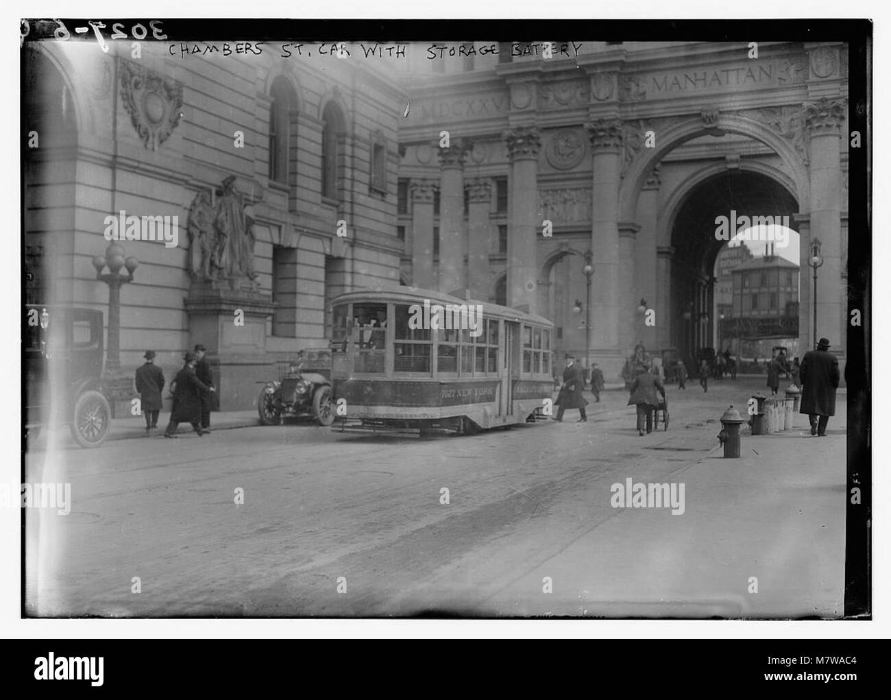 Un'immagine storica di un'auto di Chambers Street alimentata da una batteria di stoccaggio, che mostra le prime tecnologie di trasporto elettrico a New York City. Foto Stock