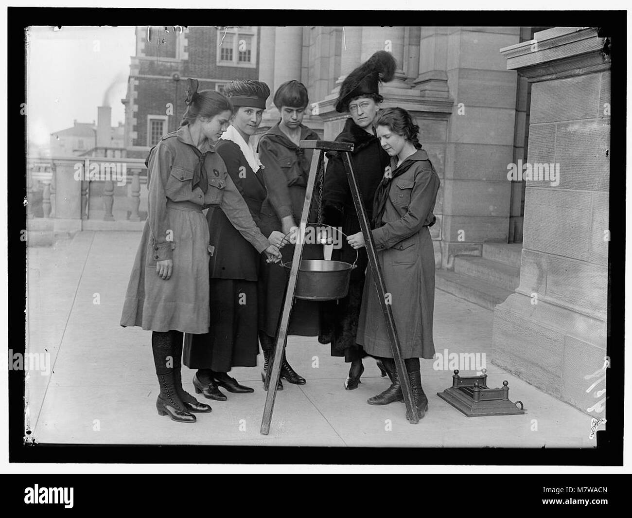 Fotografia di un gruppo di Girl Scout con Mrs. Morgan posizionata sul retro destro. L'immagine fa parte di una collezione che documenta le attività delle Girl Scouts. Foto Stock