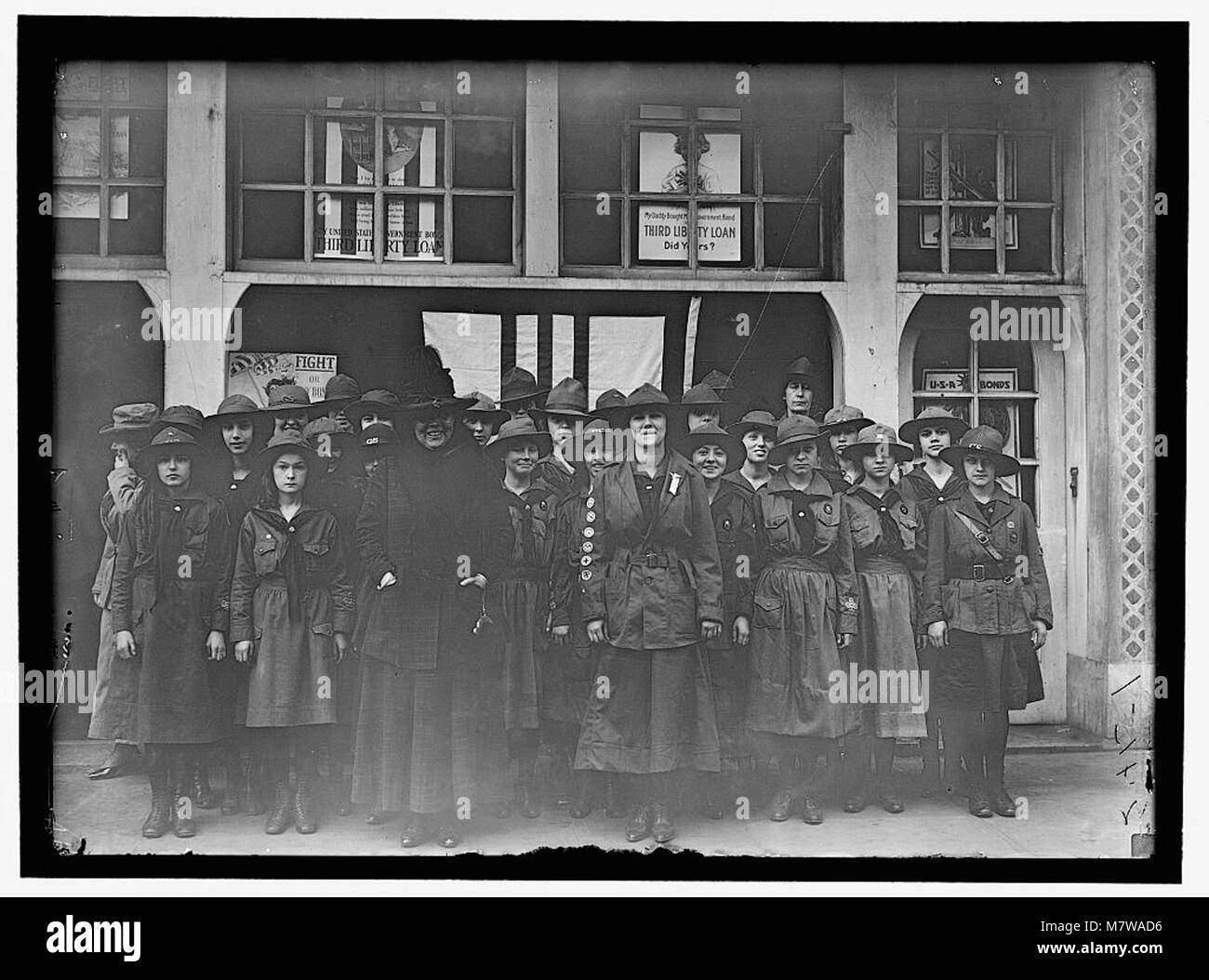Questa foto mostra un gruppo di Girl Scouts con Ruth Colman, probabilmente un leader o un membro di rilievo. L'immagine cattura lo spirito del movimento Girl Scouts e il suo impegno per l'educazione e il servizio alla comunità durante l'inizio del XX secolo. Foto Stock