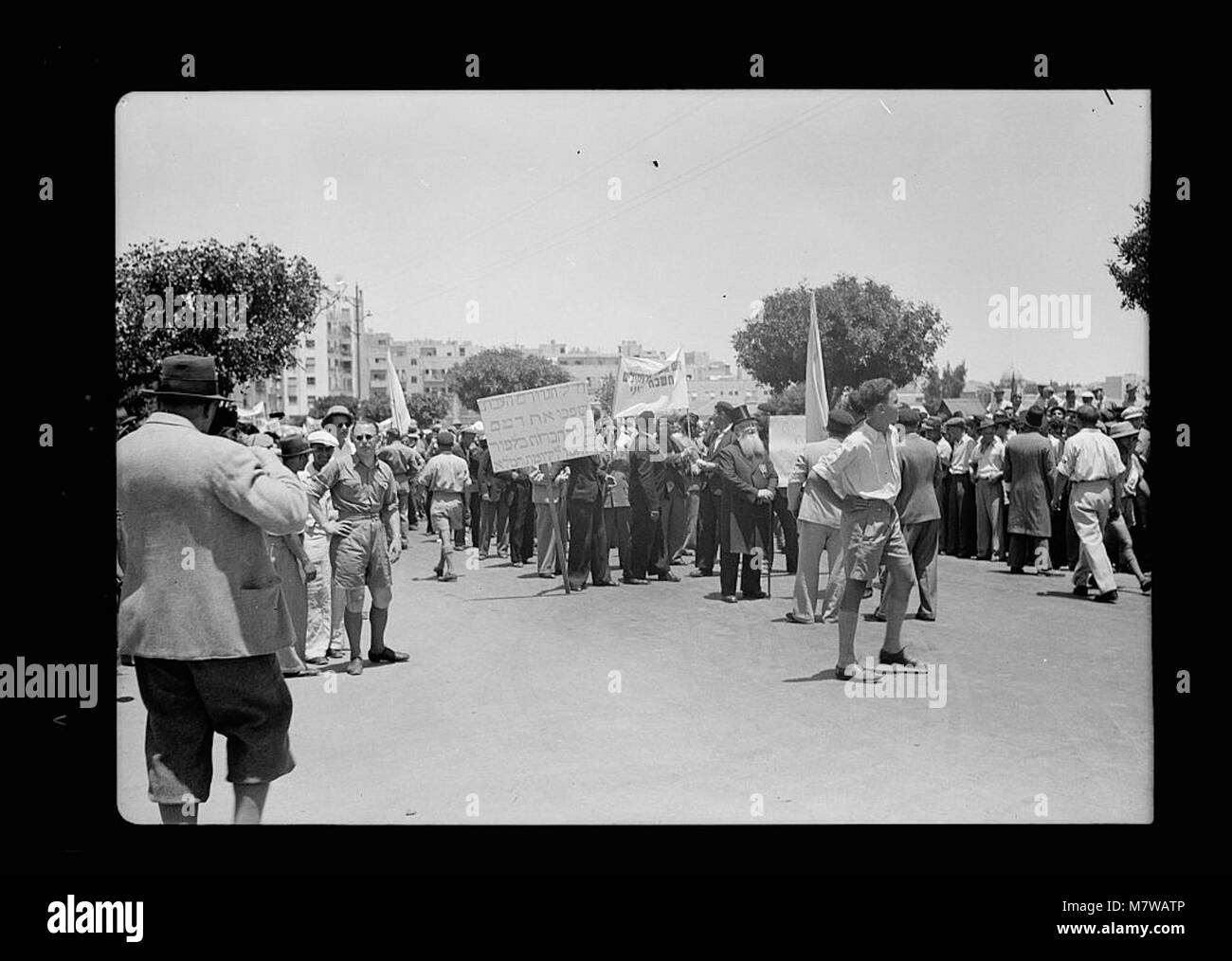 Questa fotografia mostra una protesta ebraica contro il Libro bianco britannico sulla Palestina il 18 maggio 1939 a Gerusalemme. I giovani sionisti, compresi uomini e donne, sfilano su King George Avenue, sostenendo i diritti del popolo ebraico in Palestina. Foto Stock