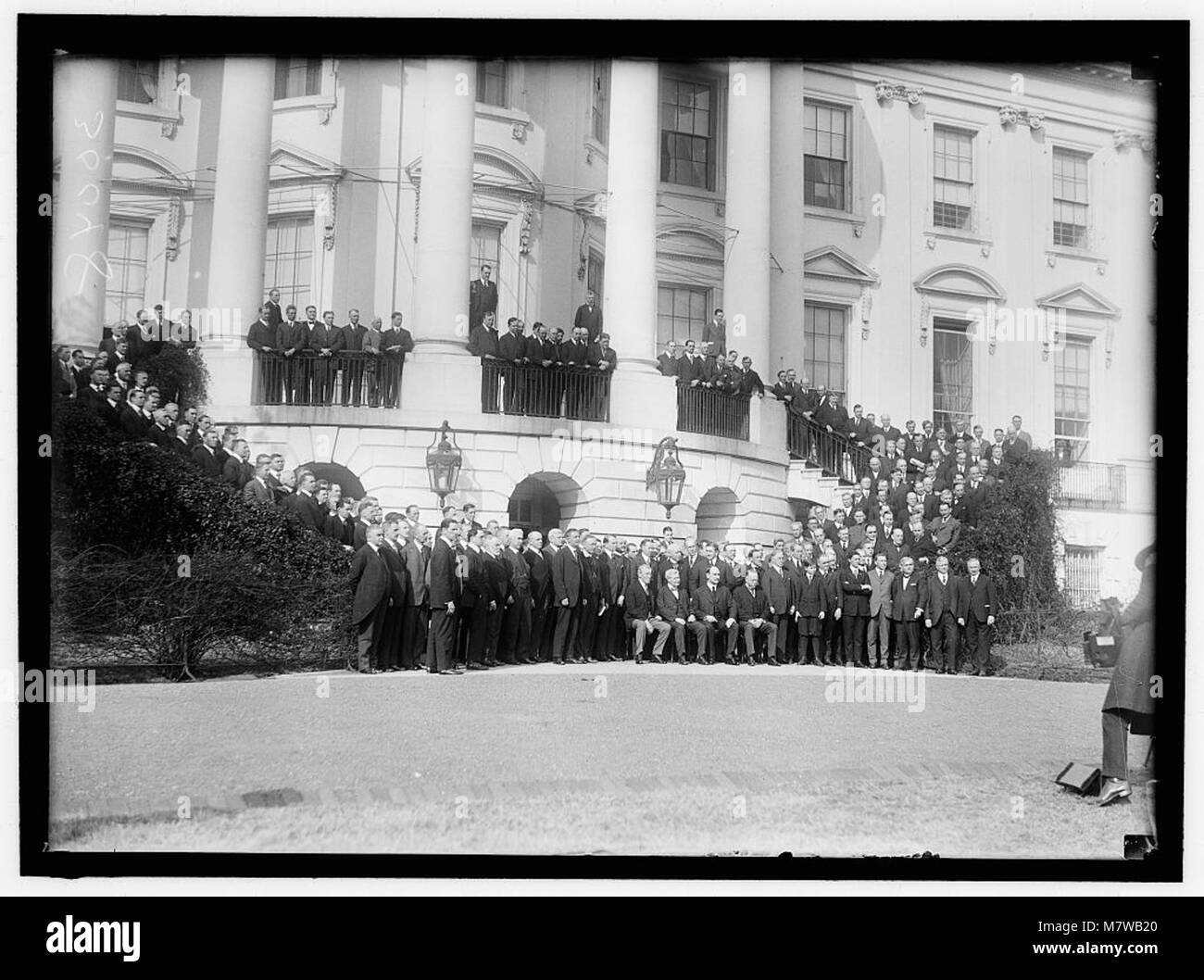 Una fotografia di un incontro alla Casa Bianca che mostra il presidente Wilson, i suoi segretari di gabinetto e i rappresentanti del lavoro, tra cui Roger Babson e Frank Morrison, durante una significativa discussione sul lavoro all'inizio del XX secolo. Foto Stock