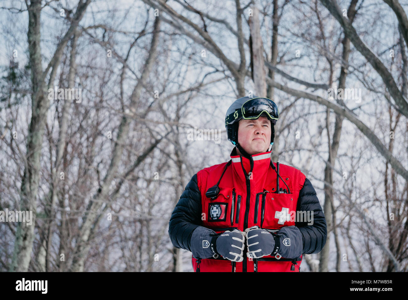 Ski Patroller sulla montagna Foto Stock