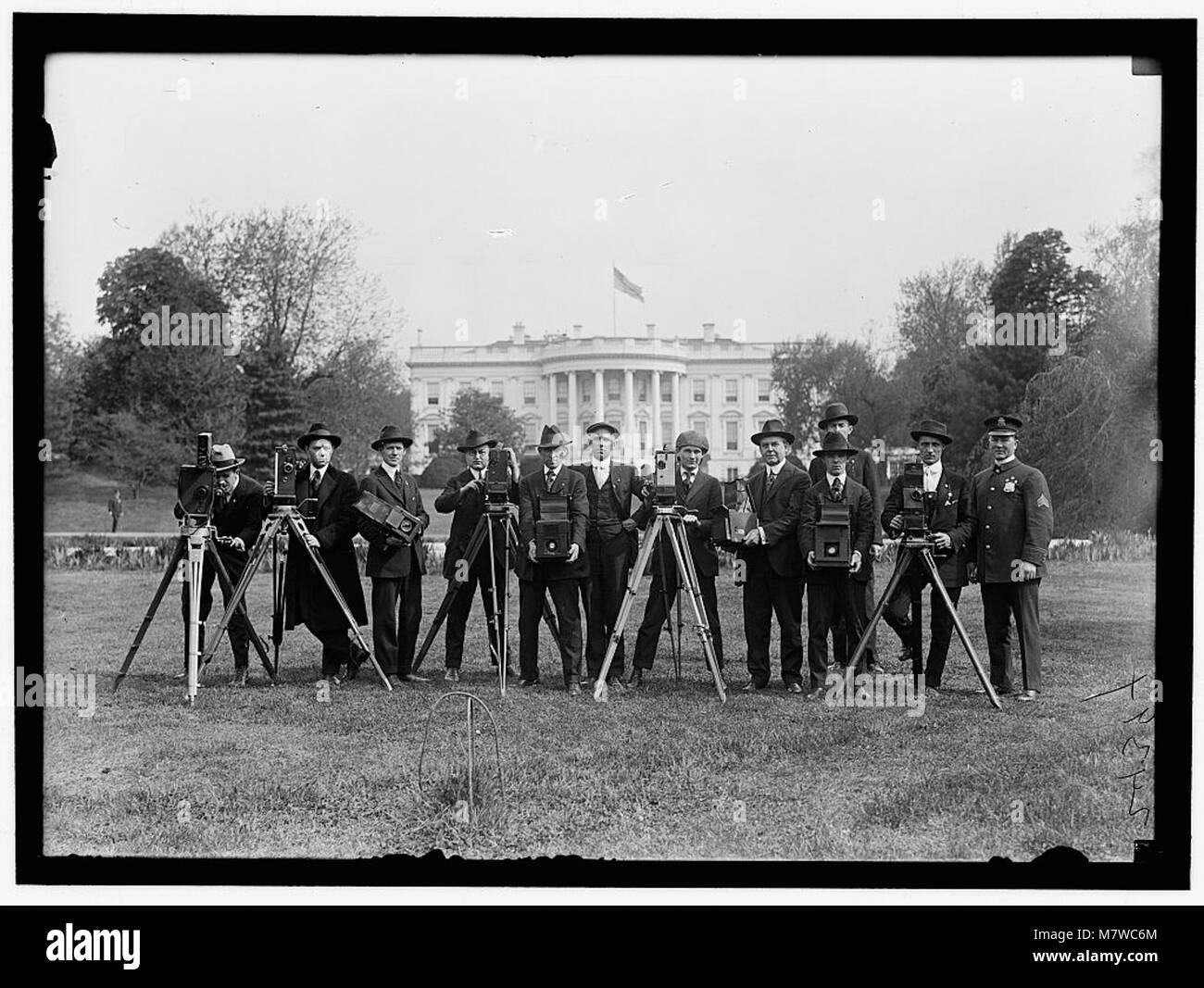 Una fotografia di corrispondenti della stampa e di un fotografo sul prato della Casa Bianca, che cattura un momento durante un evento stampa. Foto Stock
