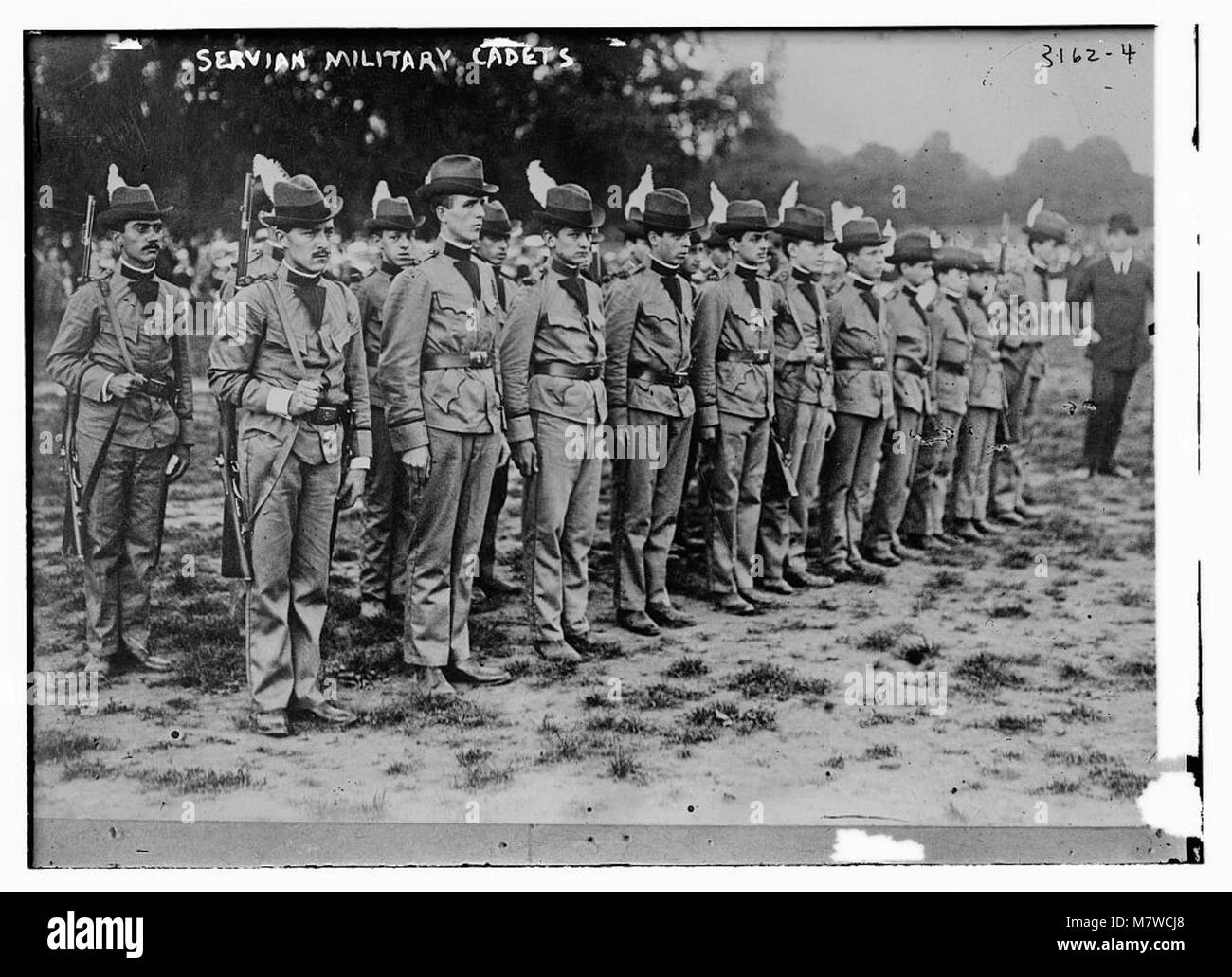 Questa fotografia mostra cadetti militari serviani, un gruppo di giovani uomini che si addestrano per il servizio militare in Serbia. L'immagine cattura la disciplina e i giovani coinvolti nell'addestramento militare durante i primi anni del XX secolo. Foto Stock