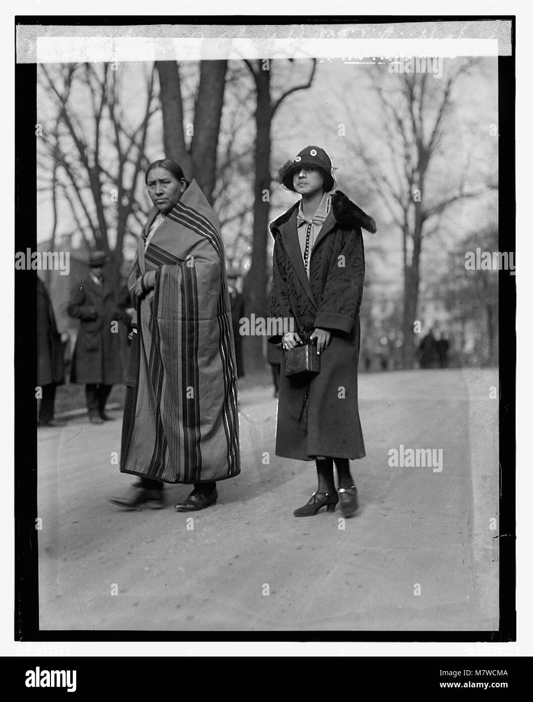 Una fotografia del 19 gennaio 1924, che mostra lo Squaw del Capo Aquila Rossa, una donna nativa americana probabilmente collegata a un importante leader tribale. L'immagine mette in evidenza la cultura indigena americana. Foto Stock