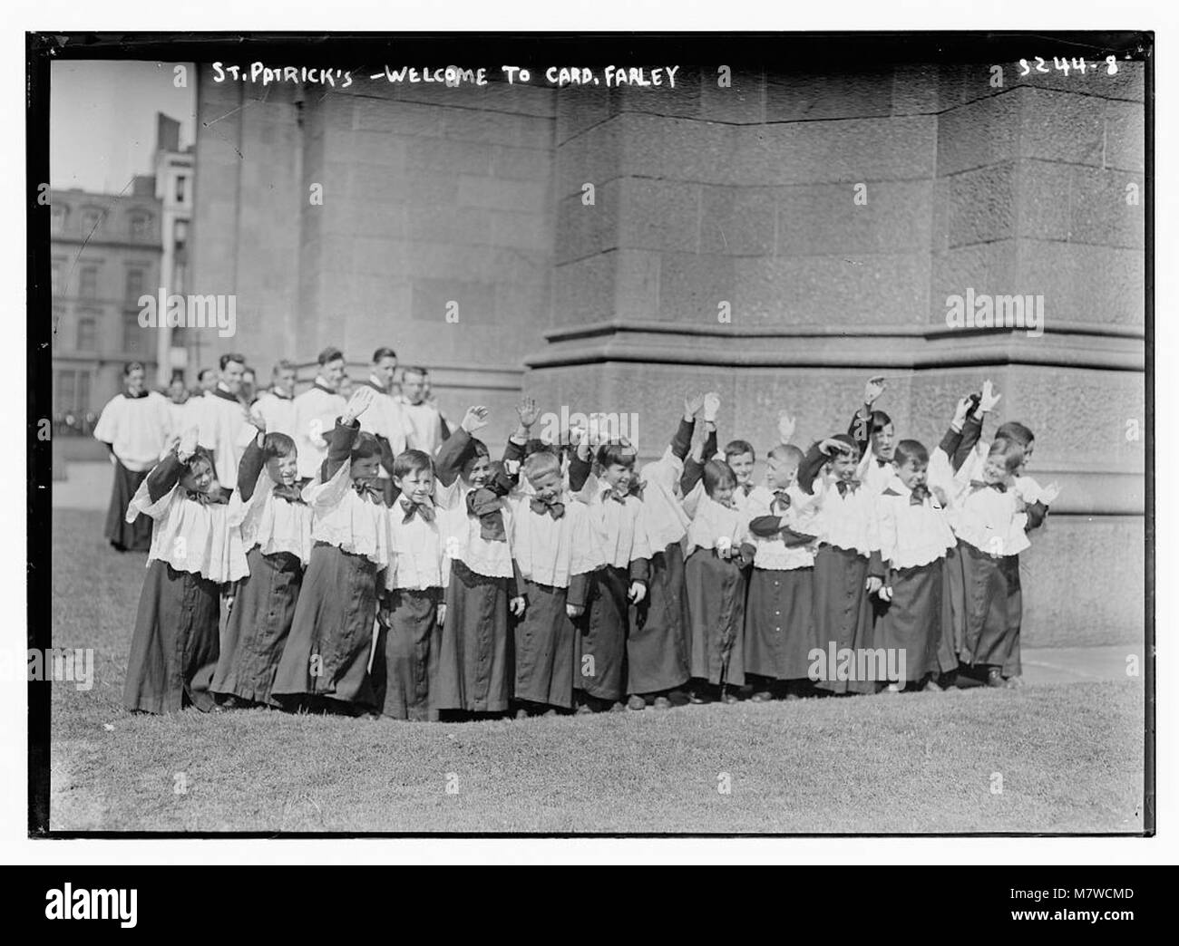 Questa immagine mostra un biglietto di auguri di San Patrizio, creato da Farley. Probabilmente riflette un design tradizionale a tema irlandese, comune per le celebrazioni del giorno di San Patrizio ed espressioni del patrimonio e dell'orgoglio irlandesi. Foto Stock