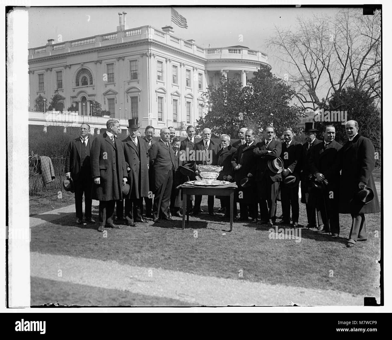 Un disegno di una partita di tennis, datata 17 marzo 1924, che rappresenta la popolarità dello sport durante i primi anni del XX secolo. L'illustrazione mette in evidenza l'azione dinamica e l'abilità richieste nel tennis in questa epoca. Foto Stock