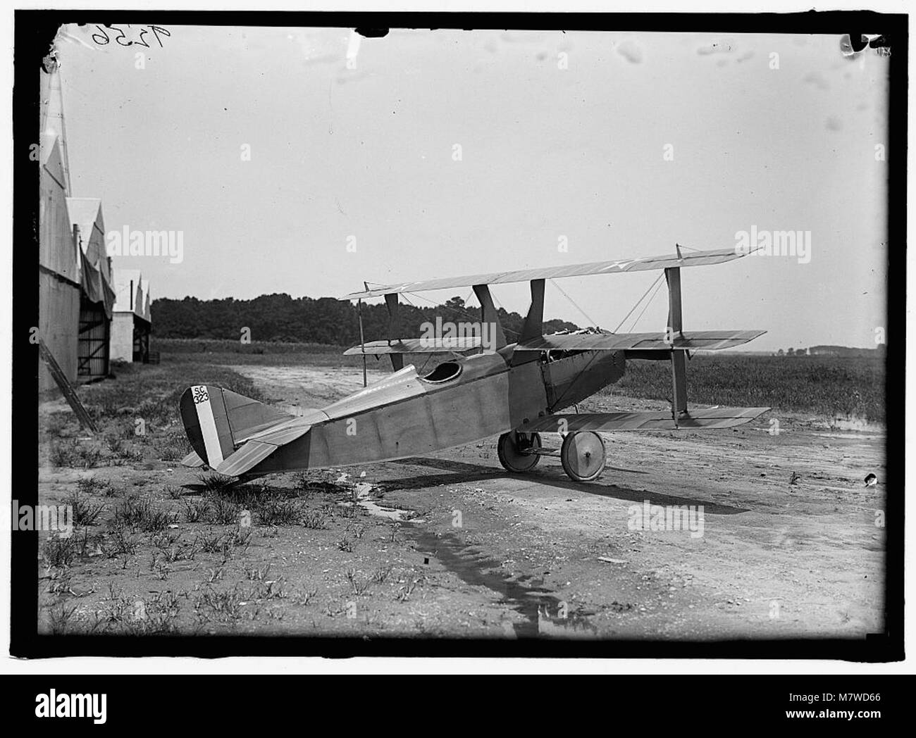 L'aereo Curtiss, in particolare il triplano Kirkham, è raffigurato in una fotografia storica a Langley Field, che mette in evidenza la storia dell'aviazione e i progressi tecnologici. Foto Stock