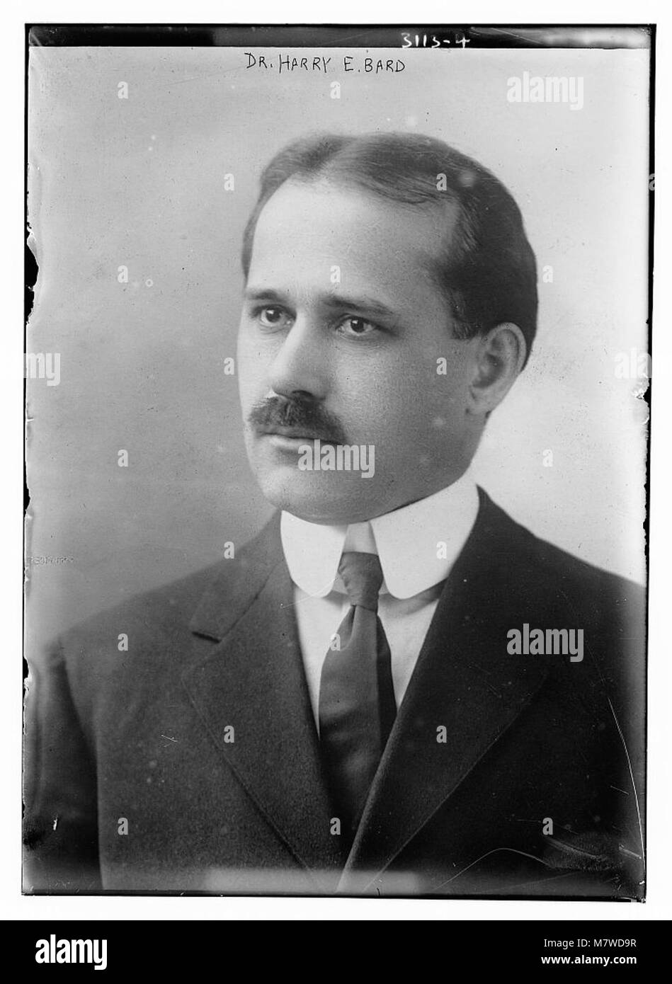 Il Dr. Harry E. Bard fu una figura notevole nel suo campo, contribuendo ai progressi medici e all'assistenza sanitaria comunitaria. Questa immagine cattura la sua eredità nella professione medica. Foto Stock