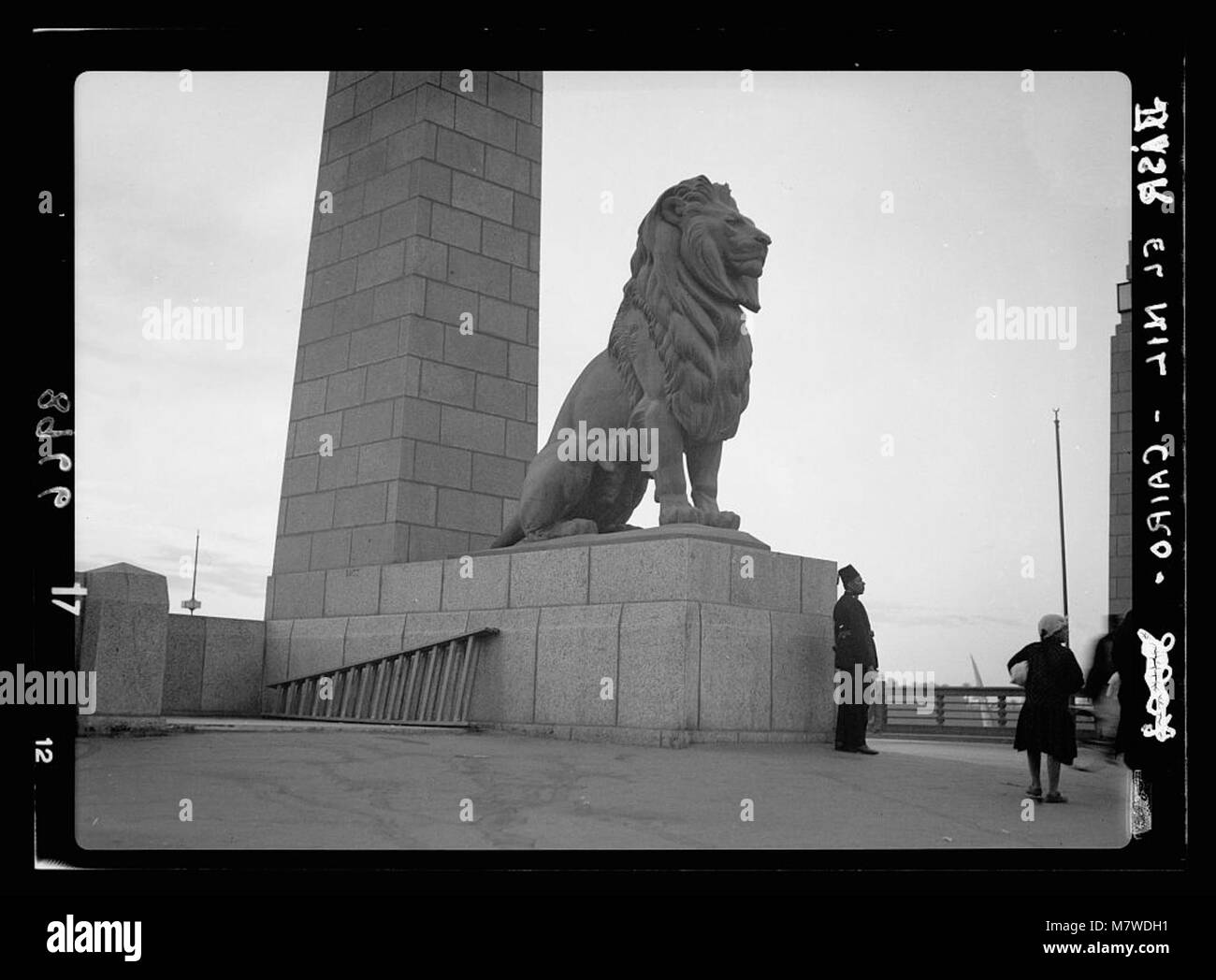 Una vista del fiume Nilo in Egitto, con il ponte Kasr-en-Nile e i grandi leoni di bronzo vicino alla torre. Questo iconico punto di riferimento fa parte dello storico lungomare del Cairo, che mostra l'architettura e la scultura egiziana. Foto Stock