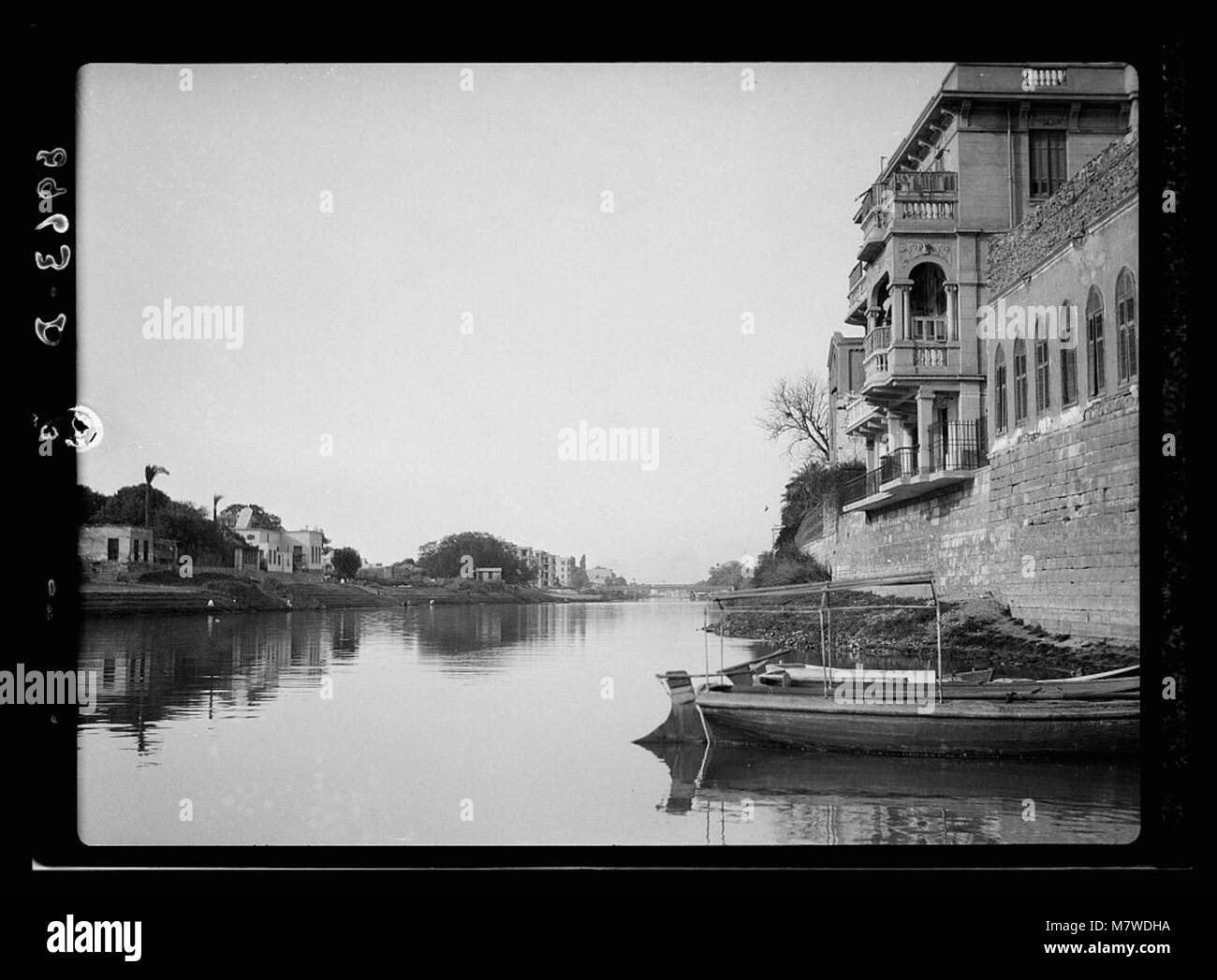 Una raccolta di scene fluviali lungo le rive del Nilo vicino al Cairo, in Egitto. Queste immagini catturano la vita quotidiana lungo uno dei fiumi più importanti del mondo. Foto Stock