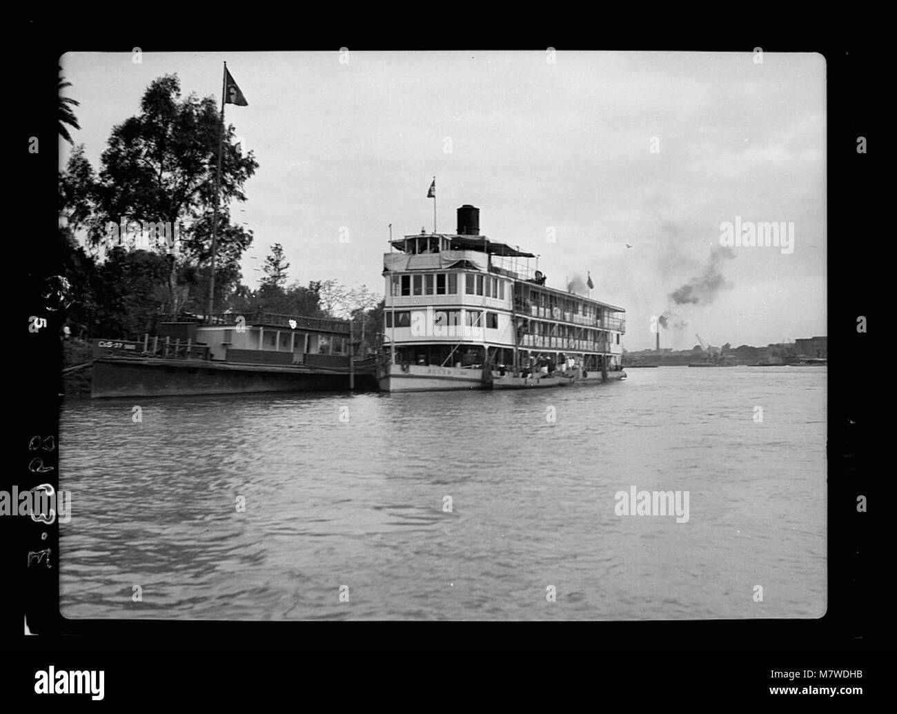 Questa fotografia cattura le scene del fiume lungo le rive del Nilo al Cairo, mostrando l'iconico scenario del fiume e i suoi paesaggi circostanti. Foto Stock