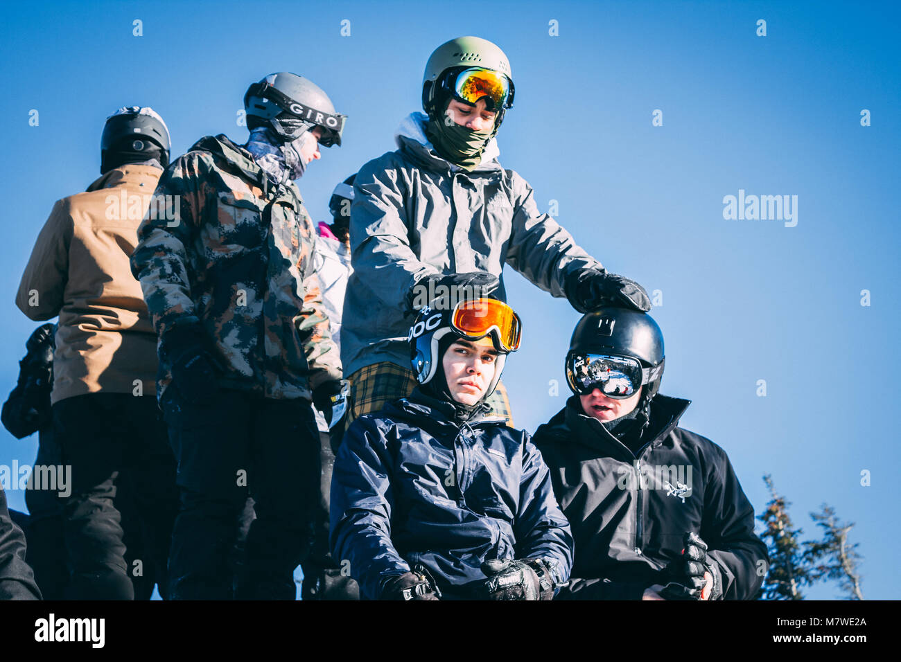 Gli sciatori seduti al vertice Foto Stock