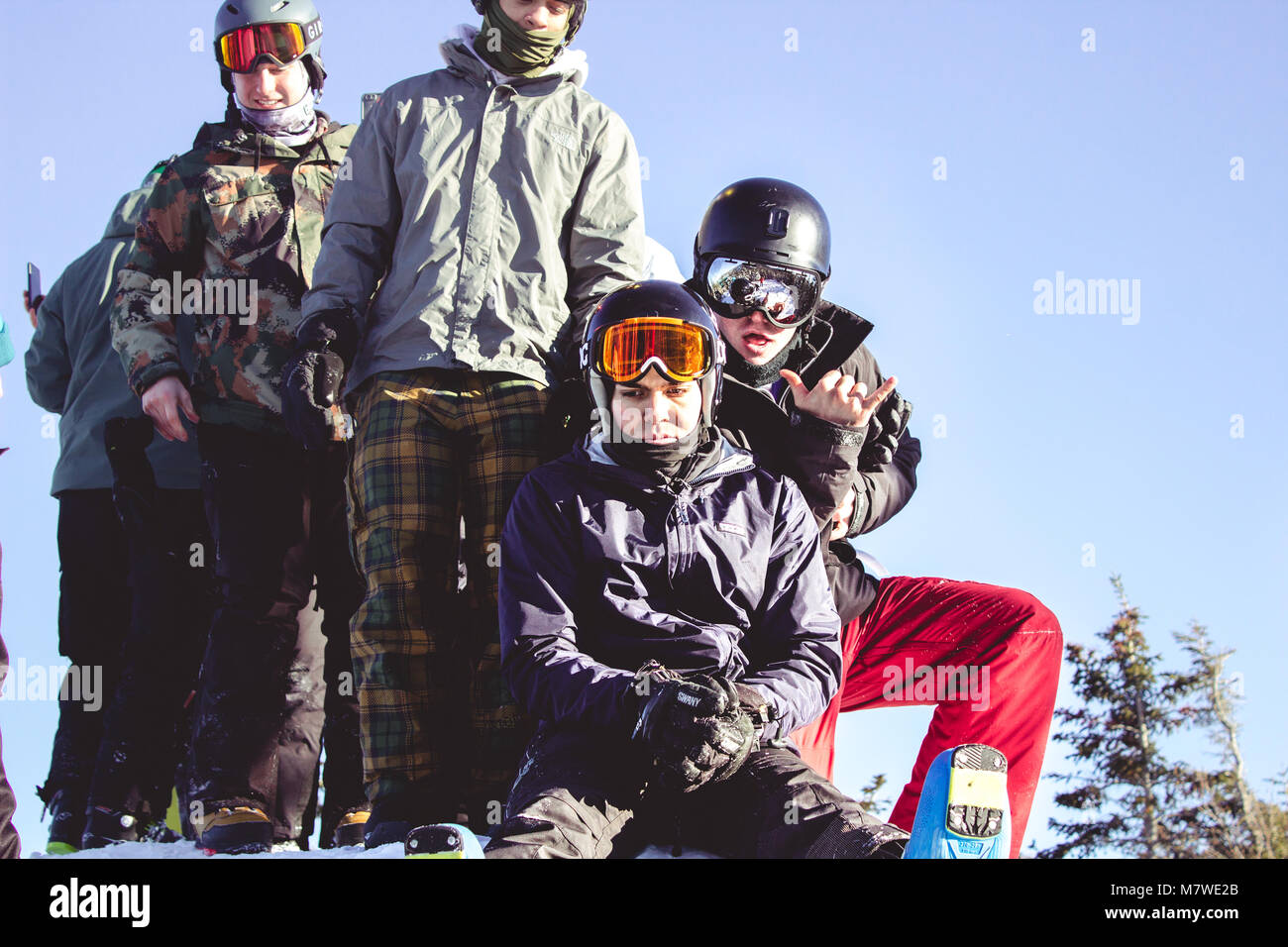 Gli sciatori in vetta Foto Stock