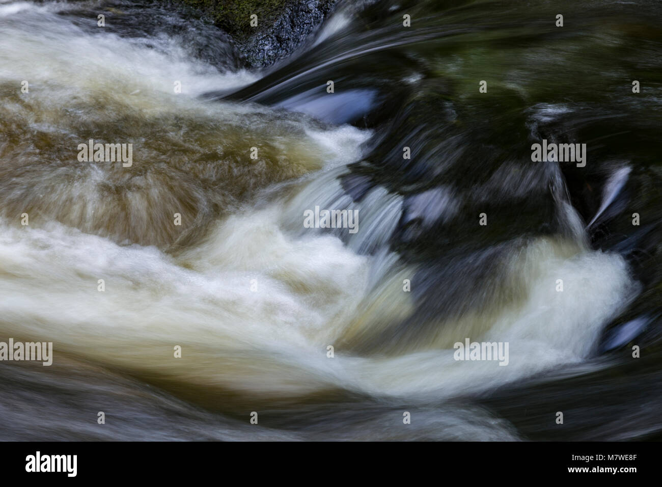 Cascata in un piccolo fiume vicino a Betws-y-coed, Snowdonia, Galles Foto Stock