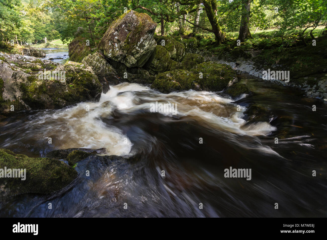 Cascata in un piccolo fiume vicino a Betws-y-coed, Snowdonia, Galles Foto Stock