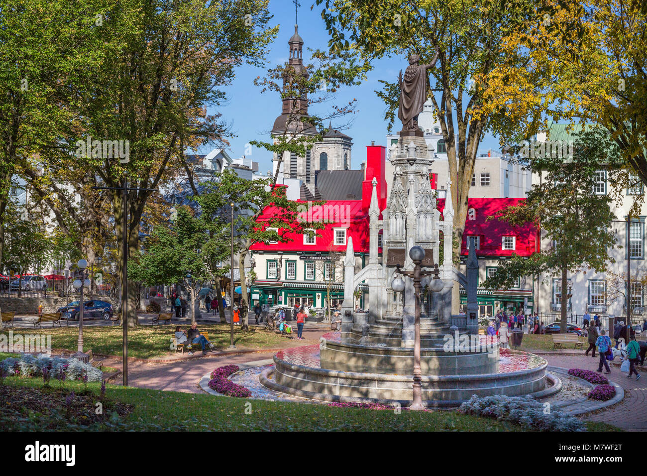Quebec, Canada. Place d'Armes, L'Auberge du Tresor in background, monumento di fede nel centro. Foto Stock