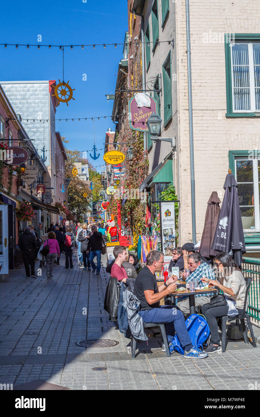 Quebec, Canada. Scena di strada nella Città Bassa, Quartier Petit Champlain. Foto Stock