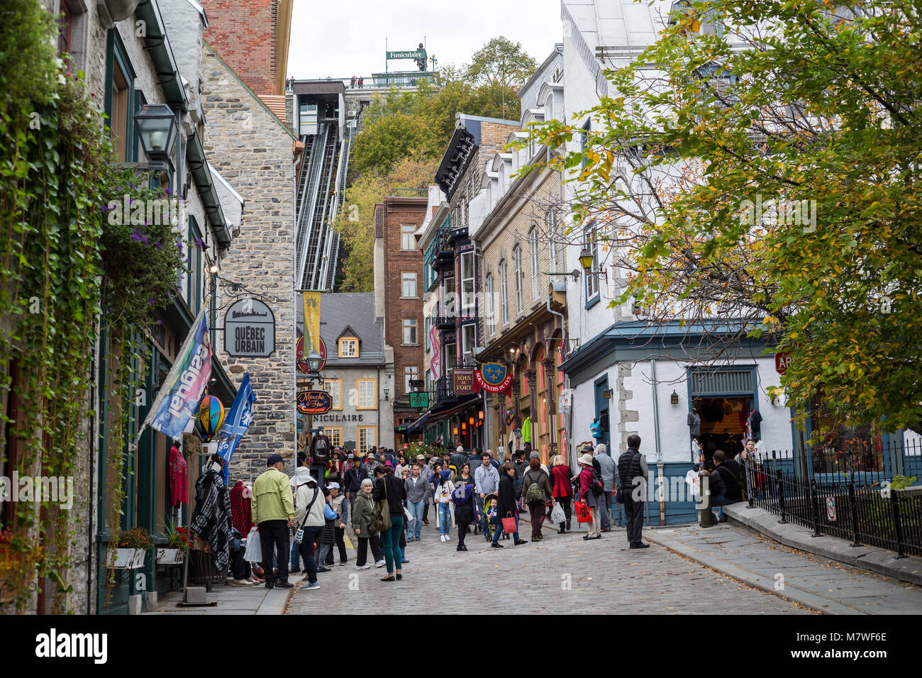 Quebec, Canada. Scena di strada nella città bassa. Funicolare che porta alla Città Alta in background. Foto Stock