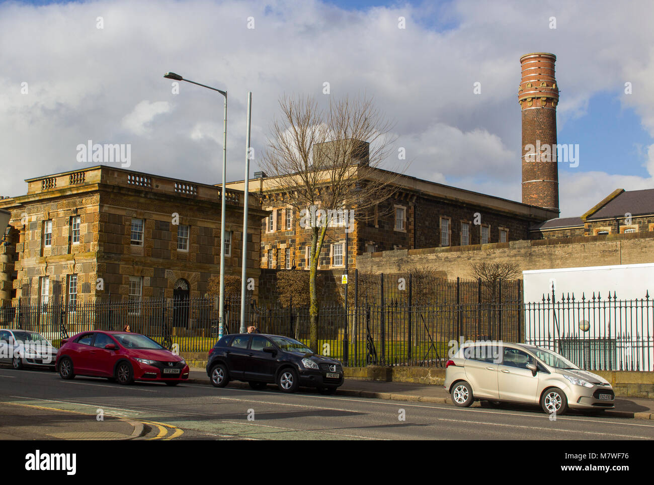 Belfast Irlanda del Nord la storica Crumlin Road Gaol ora utilizzato come un moderno museo e centro visitatori con il suo grande camino che domina la Foto Stock