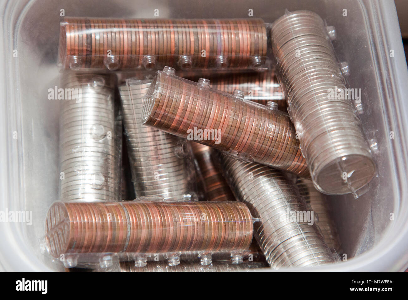 Contenitore di plastica riempito di monete di spiccioli, nickles e spiccioli per il risparmio Foto Stock